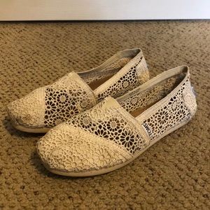 White lace toms